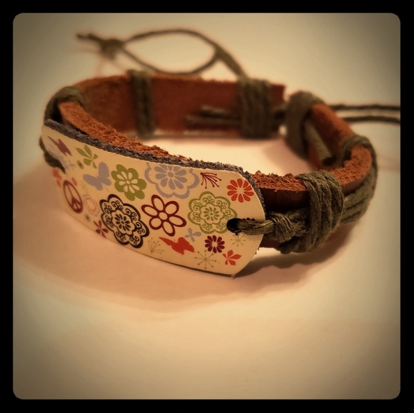 Flowers and butterflies leather bracelet - Picture 1 of 1